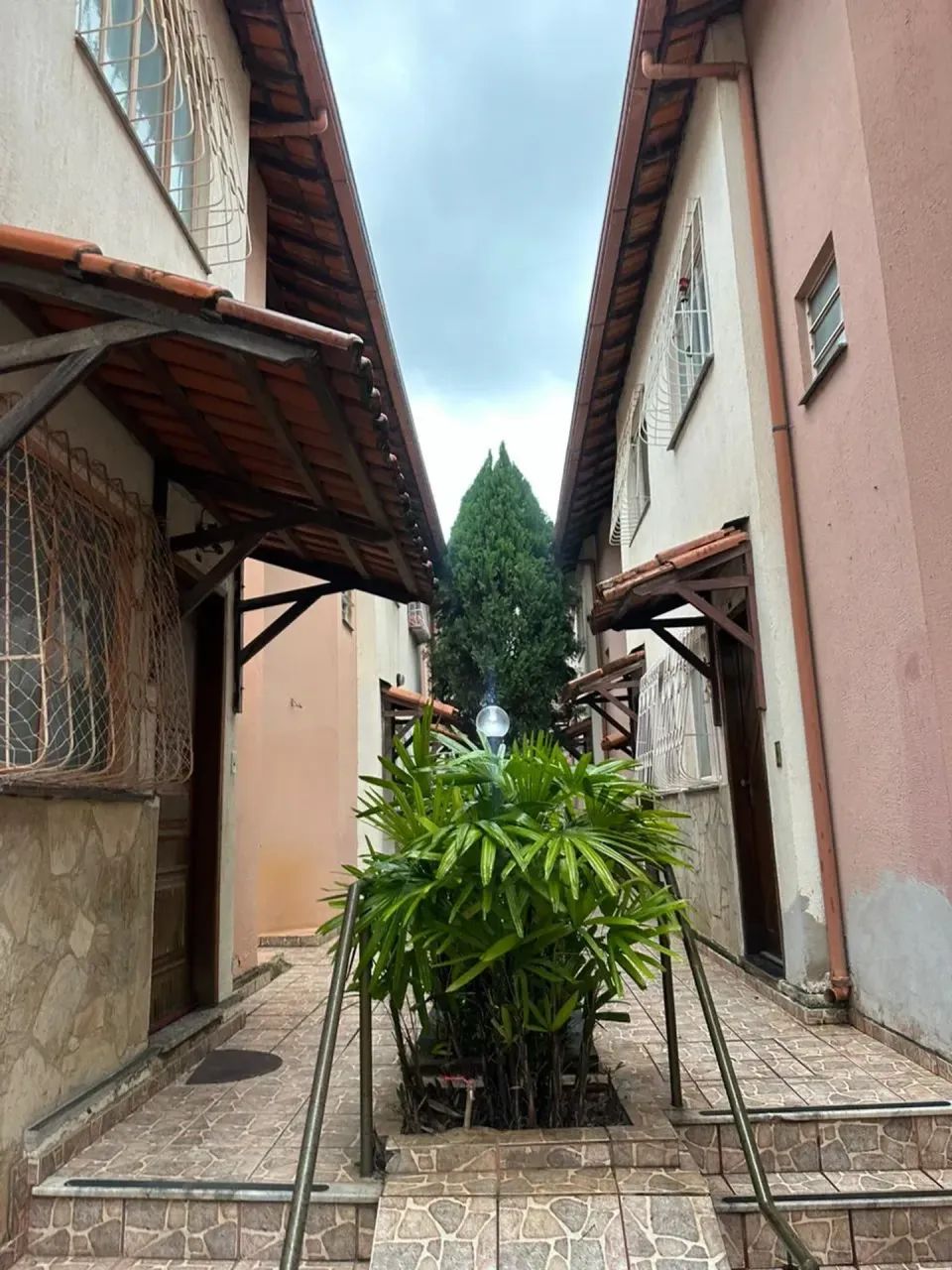 Casa geminada com 03 quartos e 01vagas de garagem - Itapoã em BH / MG