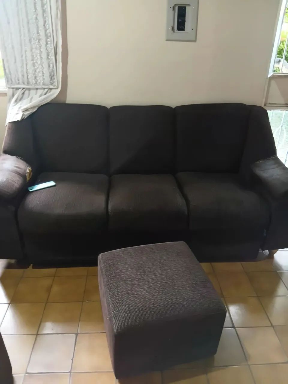 Sofá 3 lugares com puff