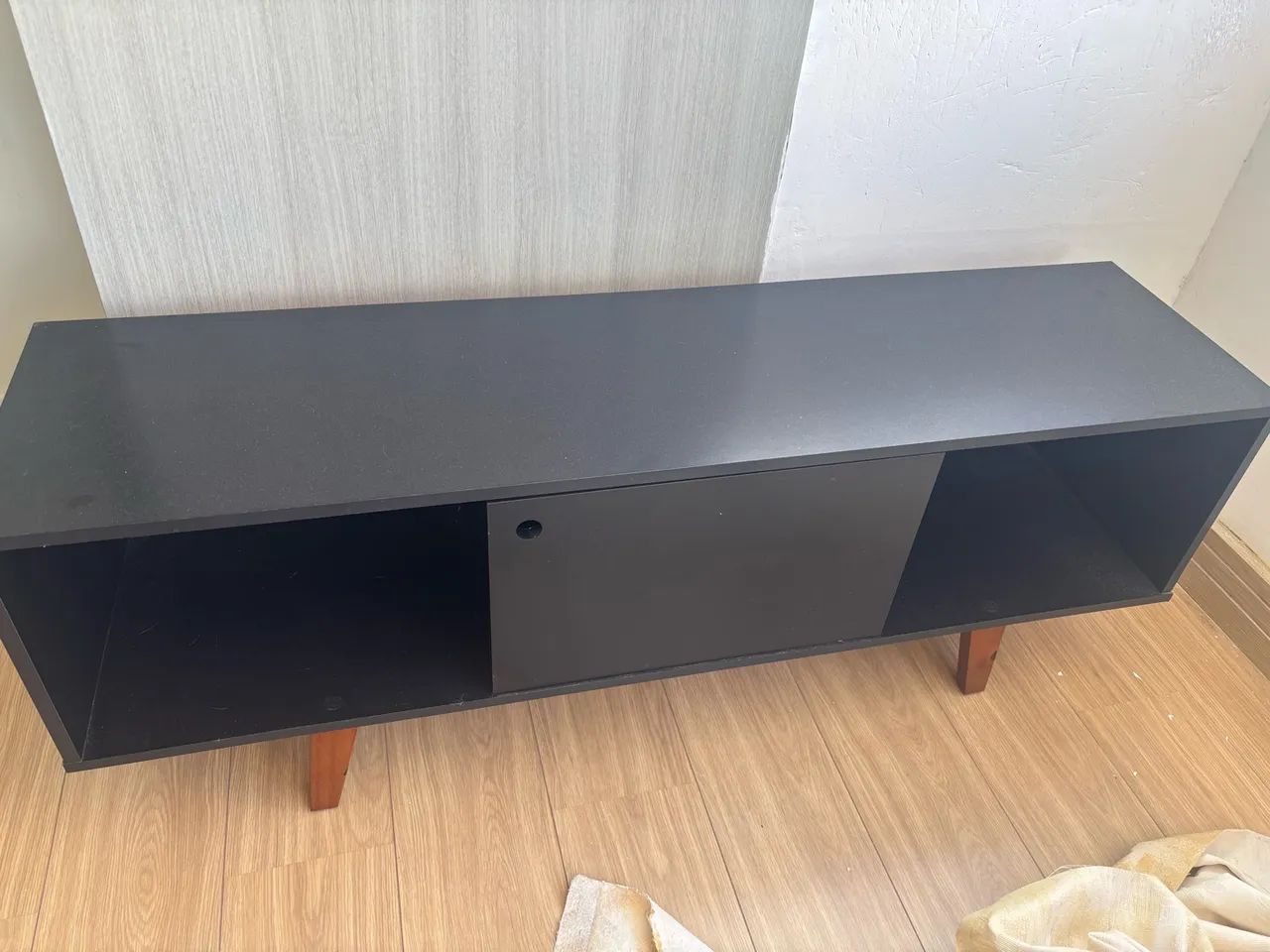 Rack preto com Pés de Madeira 