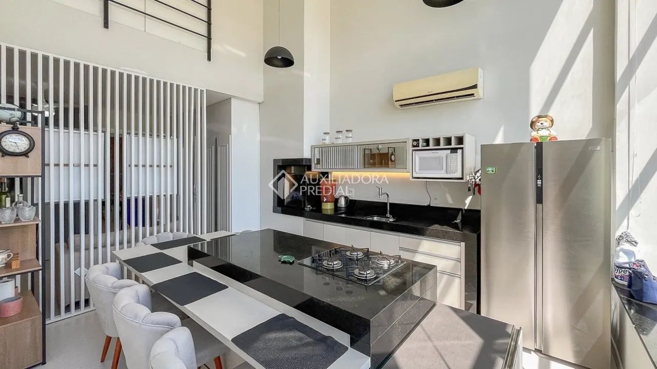 Lindo loft com pé direito duplo todo mobiliado a passos do mar - Foto 3