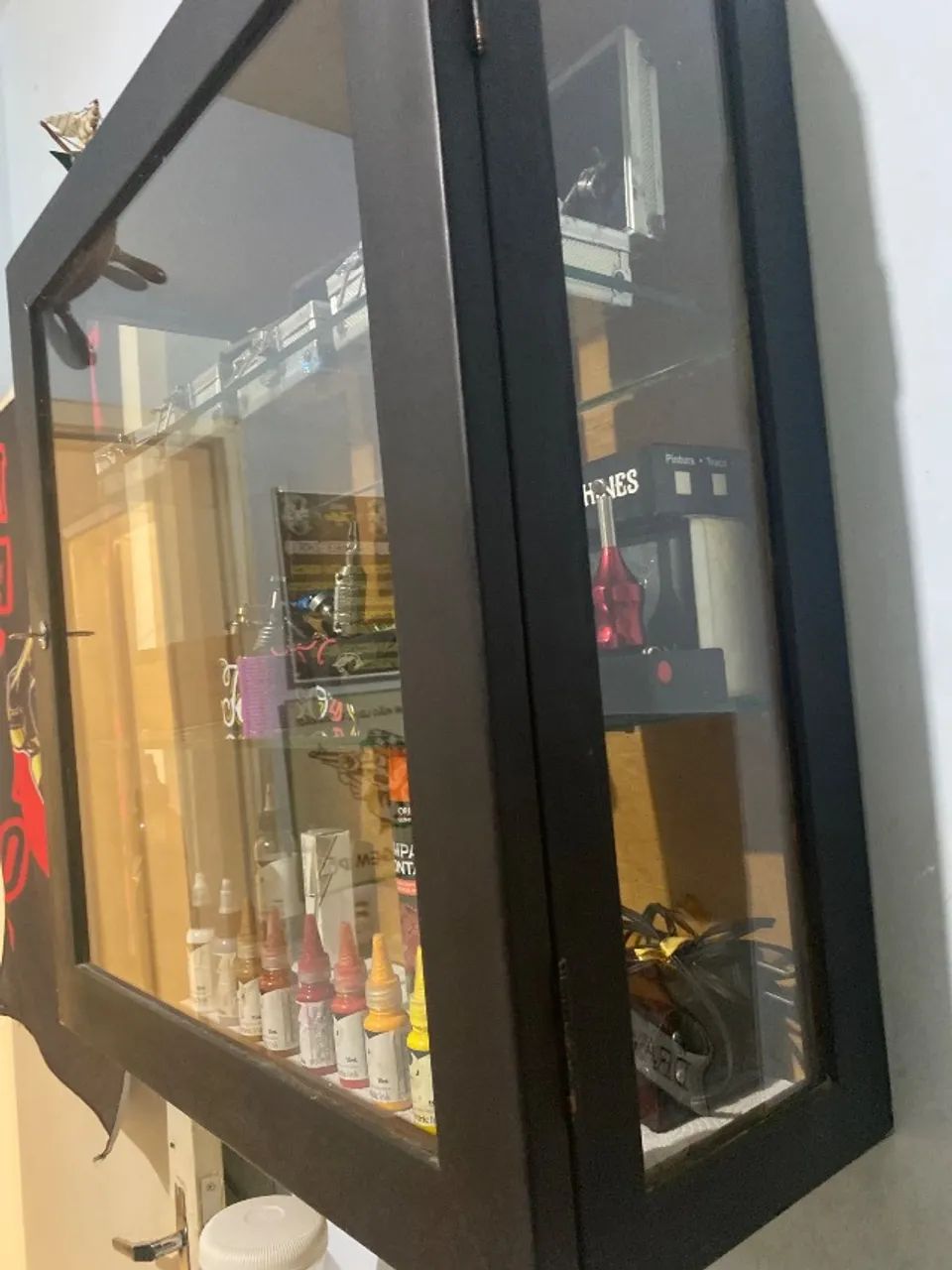 Vitrine de madeira com vidro medindo 60 por 58 cm  - Foto 4