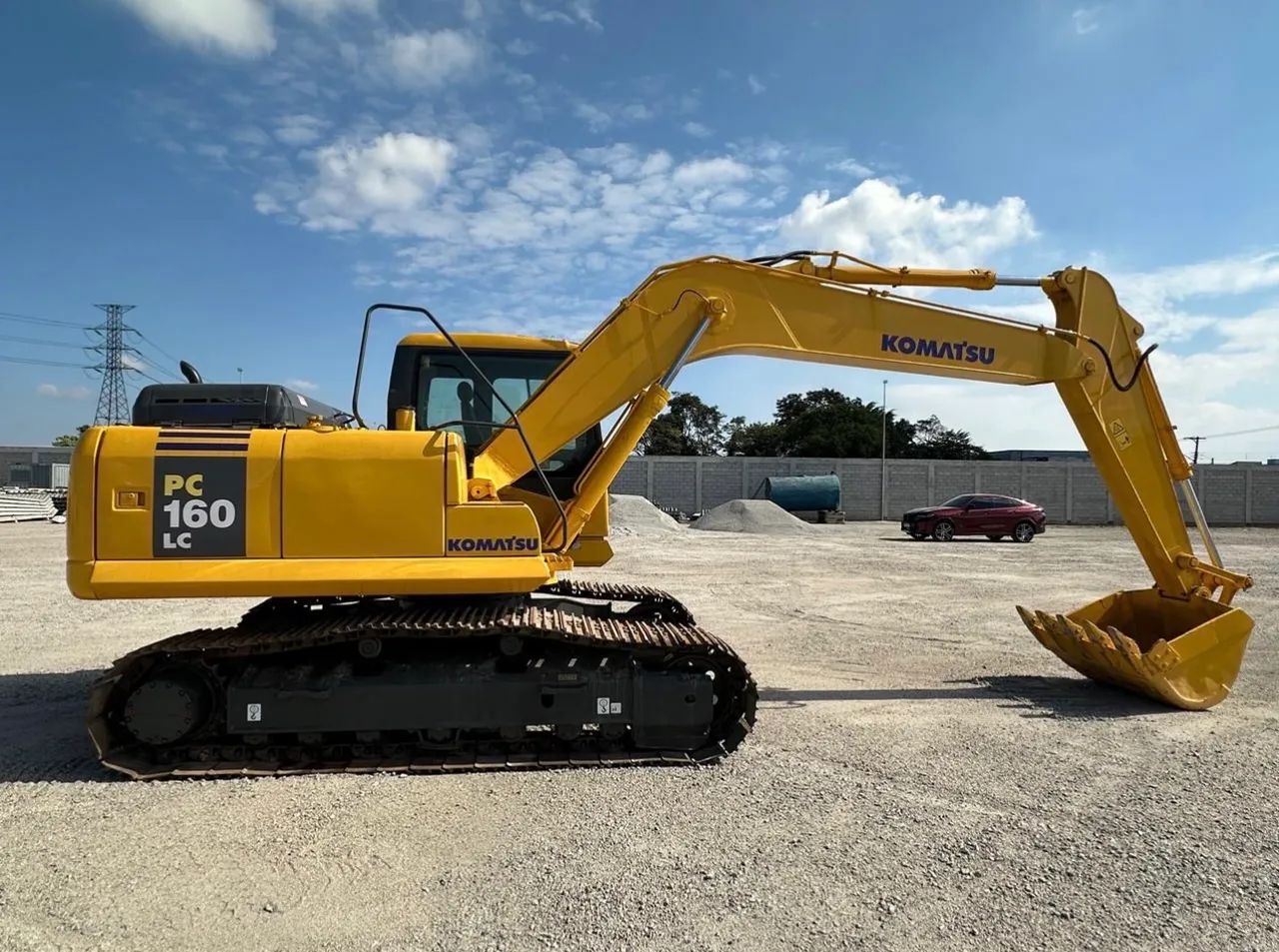 Escavadeira Komatsu PC160  ano 2008 com 16.000 horas, em SP