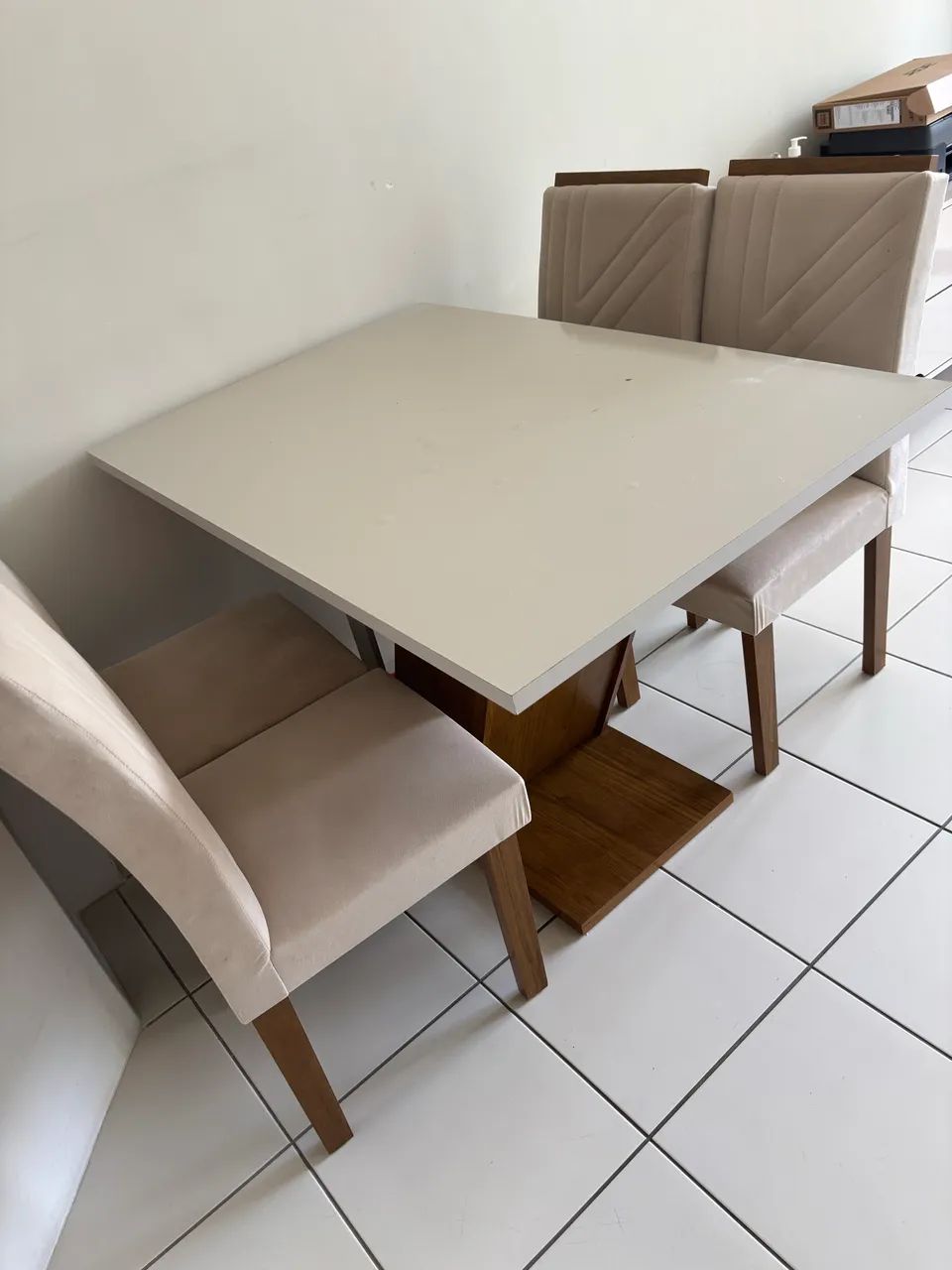 Off-white dining table65581378318465121