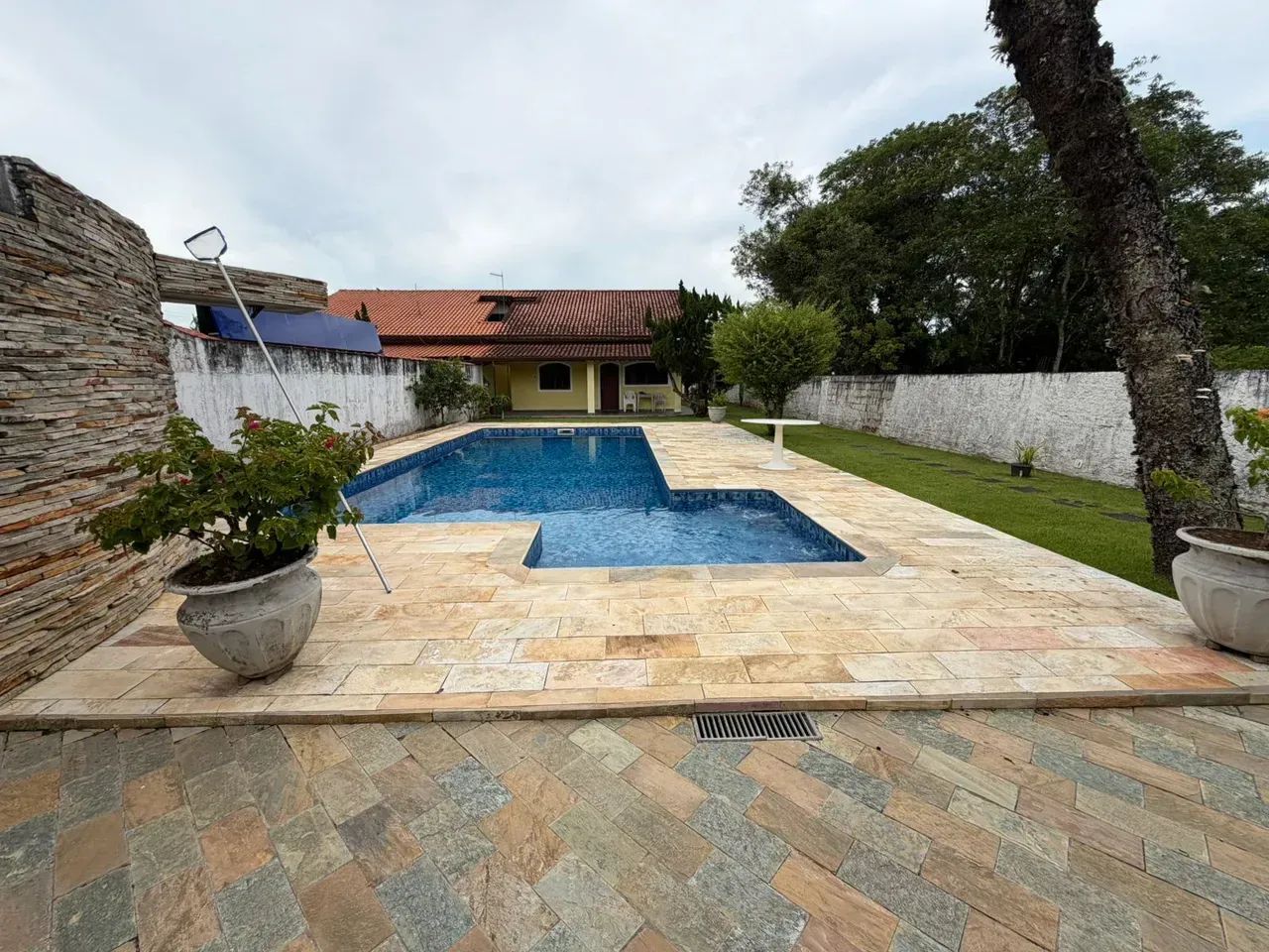 Chácara no condomínio com 3 quartos e piscina em Peruíbe.