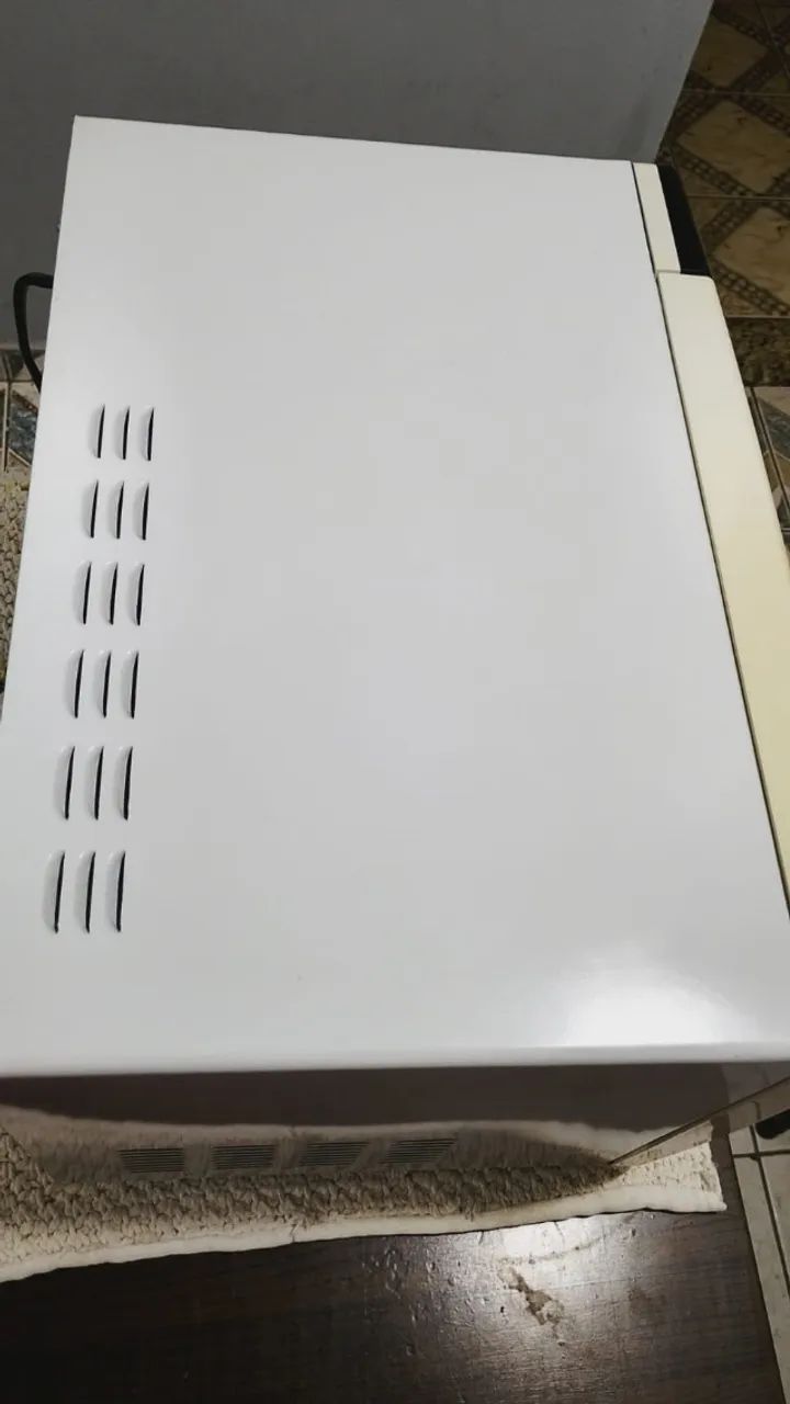 Micro Ondas Eletroplux Mod.MEF 28 Bco. Capc.18 Litros / 127 V - Foto 4