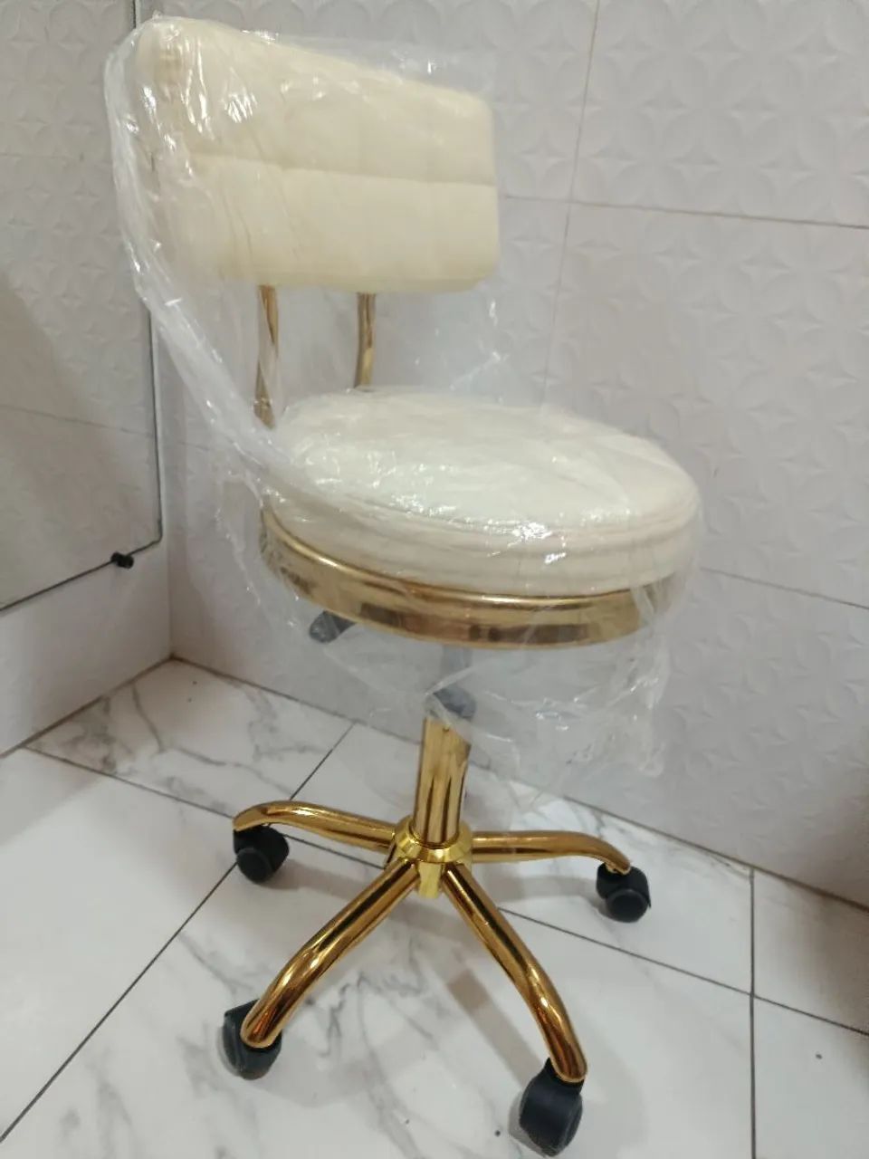 Mocho dourado elegante  - Foto 3