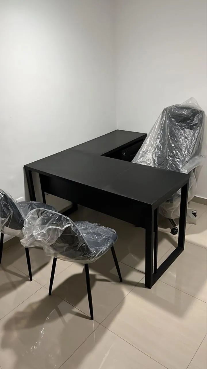 Escrivaninha + armário + cadeiras 