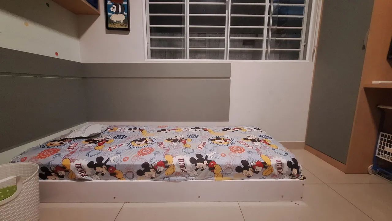 Cama baixa com colchão excelente