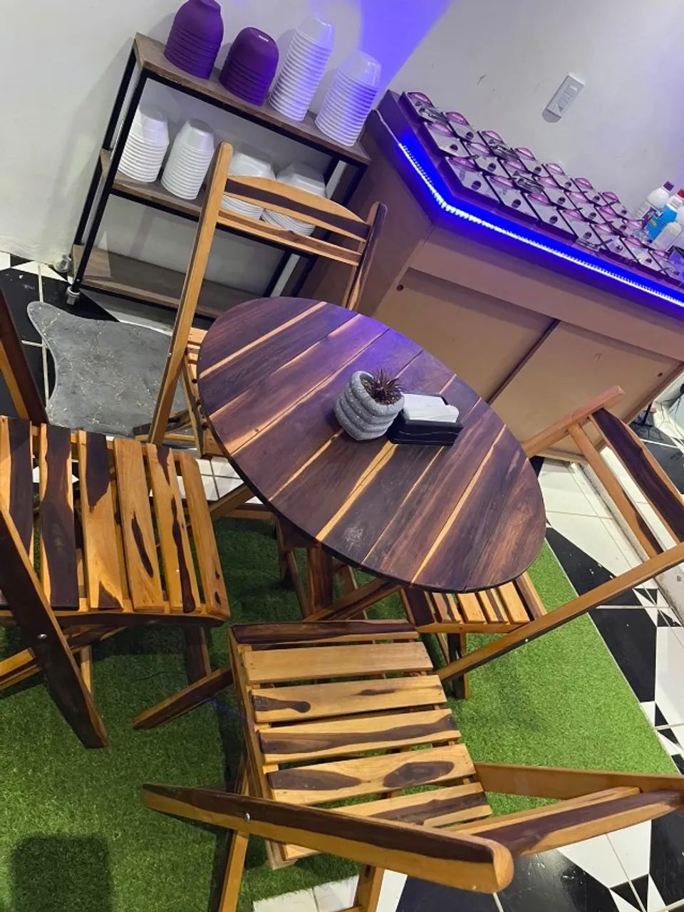 Conjunto de mesas e cadeiras 