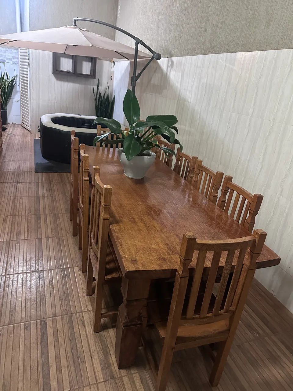Mesa de madeira maciça com 10 cadeiras  - Foto 5