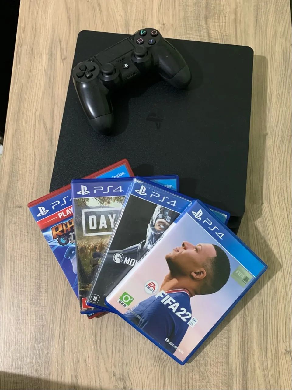 PS4 slim + 4 jogos e 1 controle 