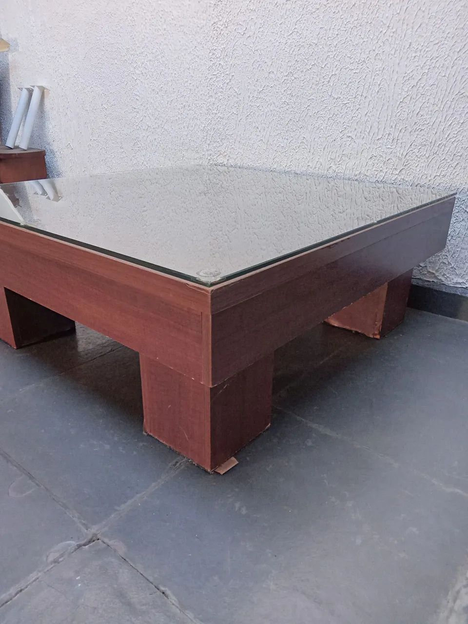 Mesa de centro de madeira com tampo de vidro temperado  - Foto 3