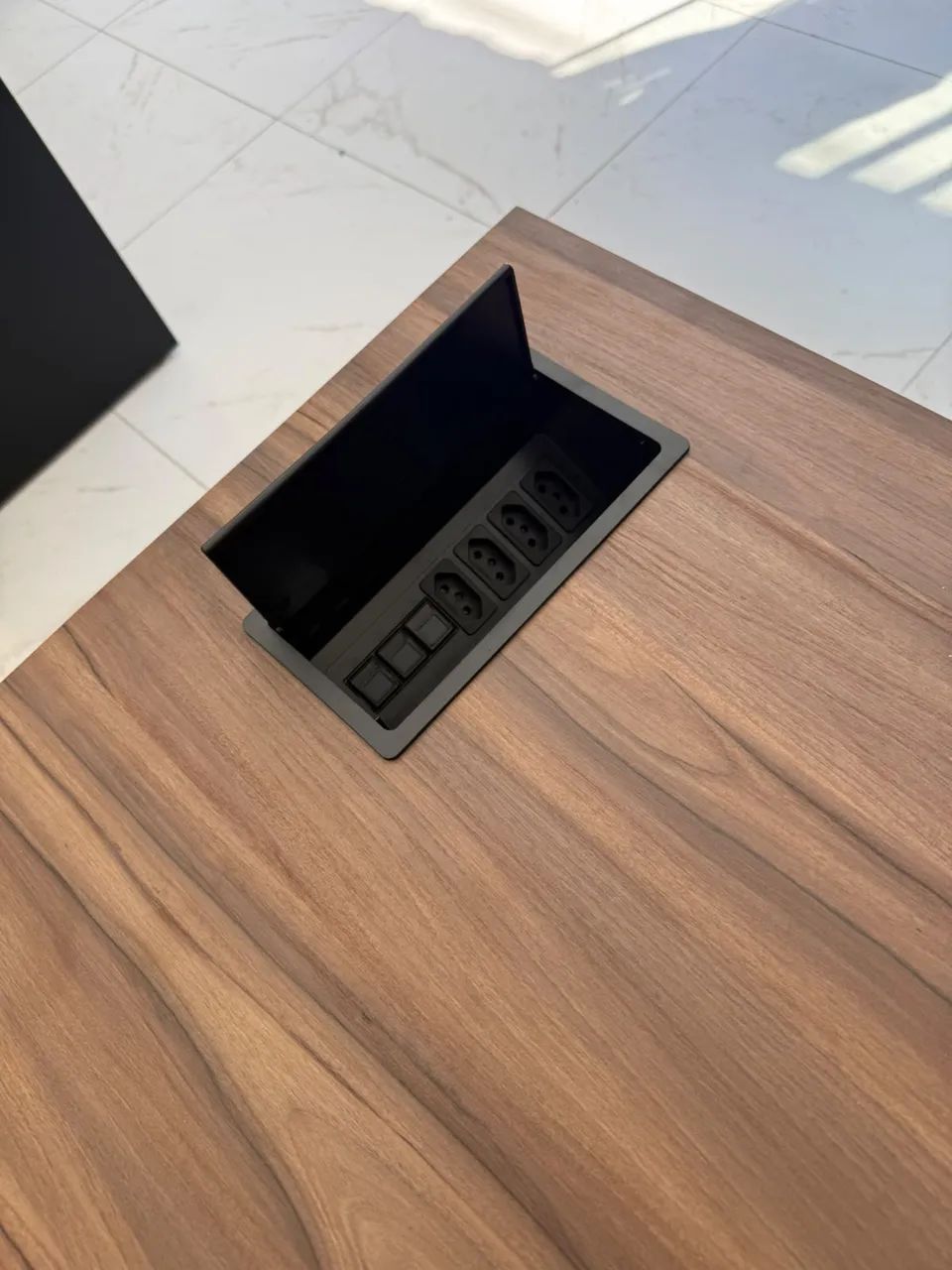 Móveis para escritório, MESA RETA COM CAIXA DE TOMADA  - Foto 4