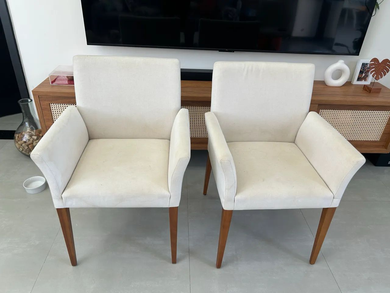 2 Poltronas estofadas com pés em madeira maciça. - Foto 2
