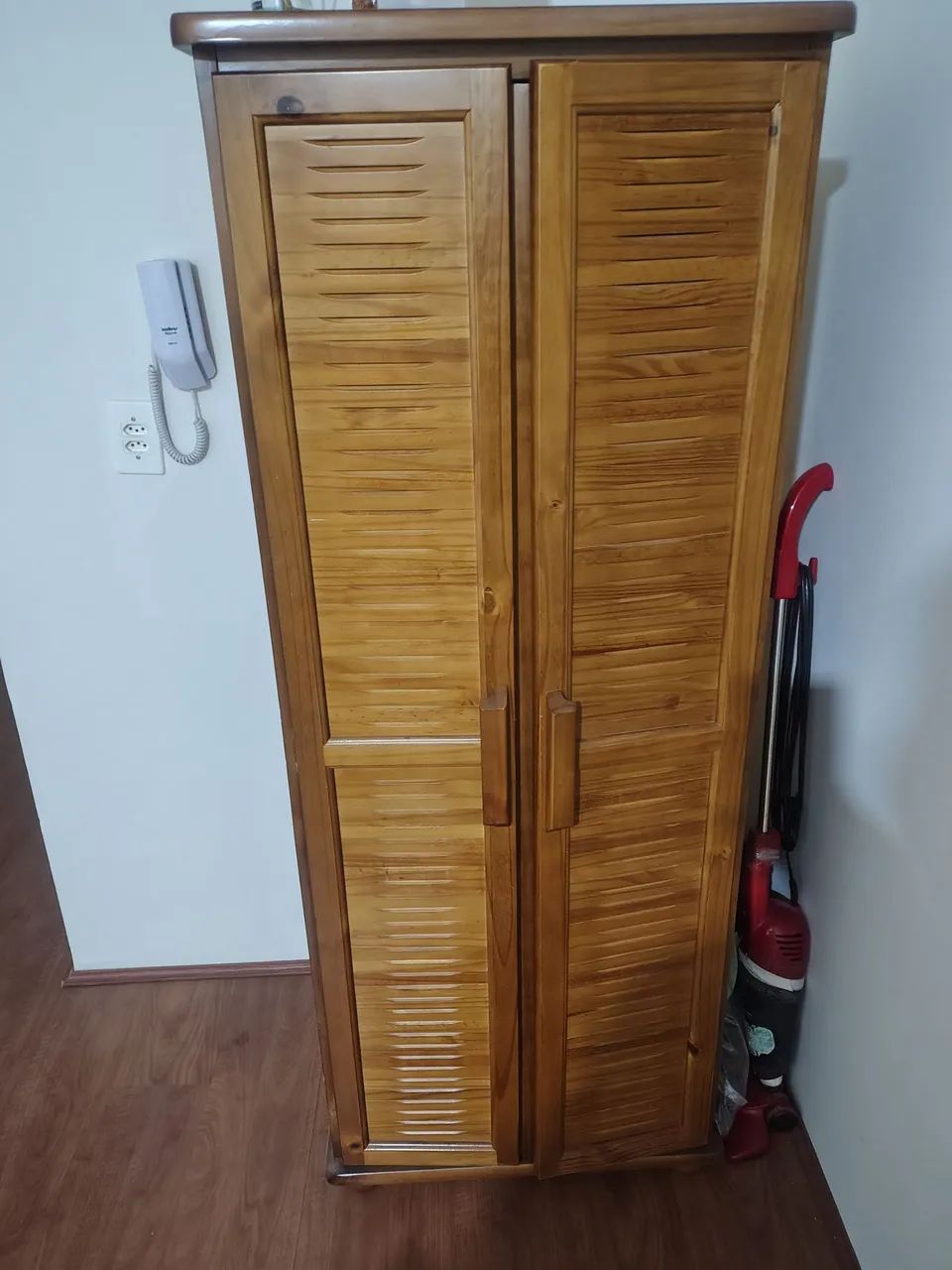 Móveis de madeira.