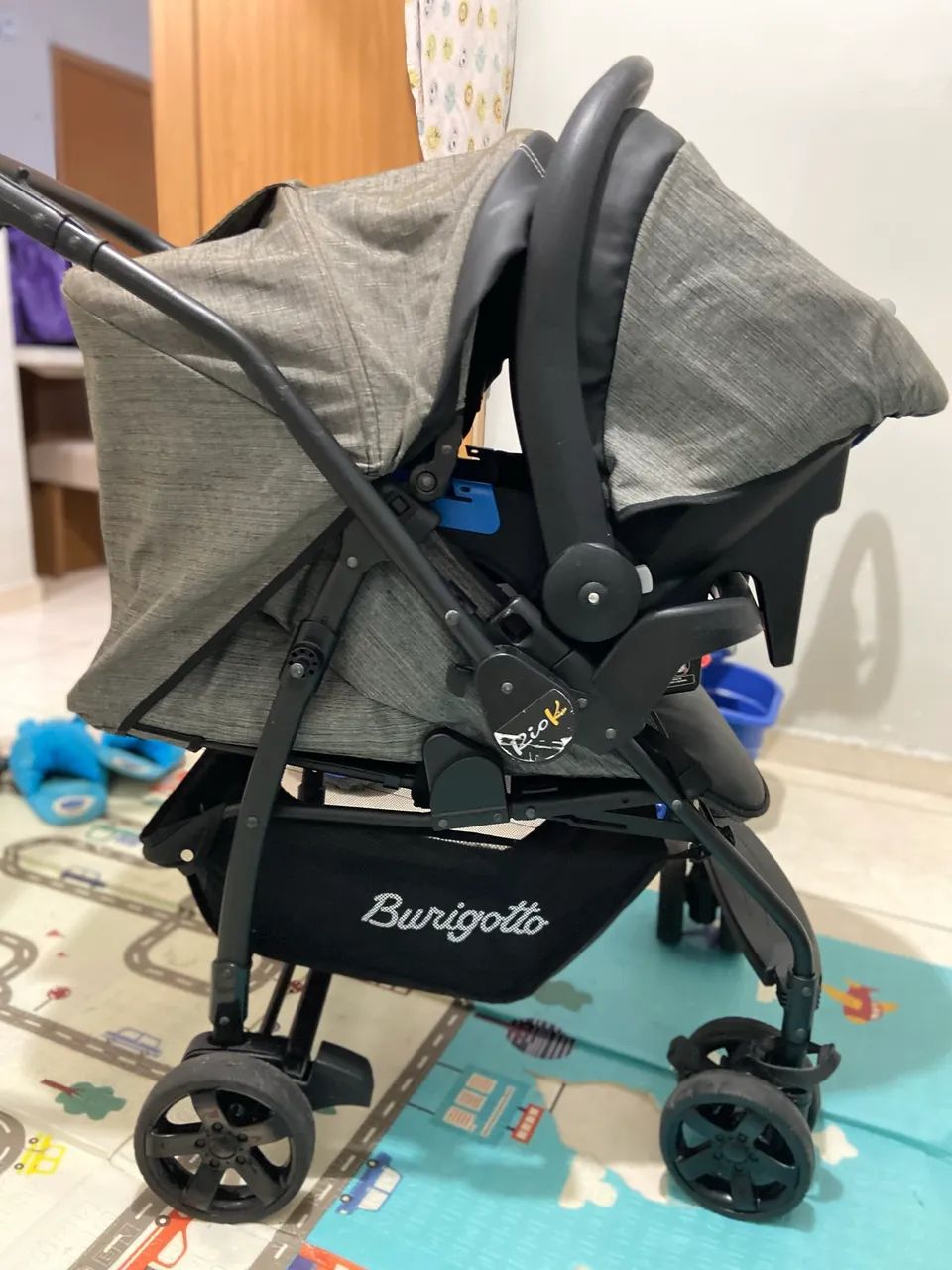 Carrinho de bebê + bebê conforto 