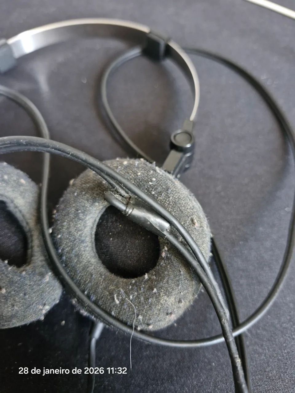 Fone Akg k414p funcionando bem com marcas de uso - Foto 4