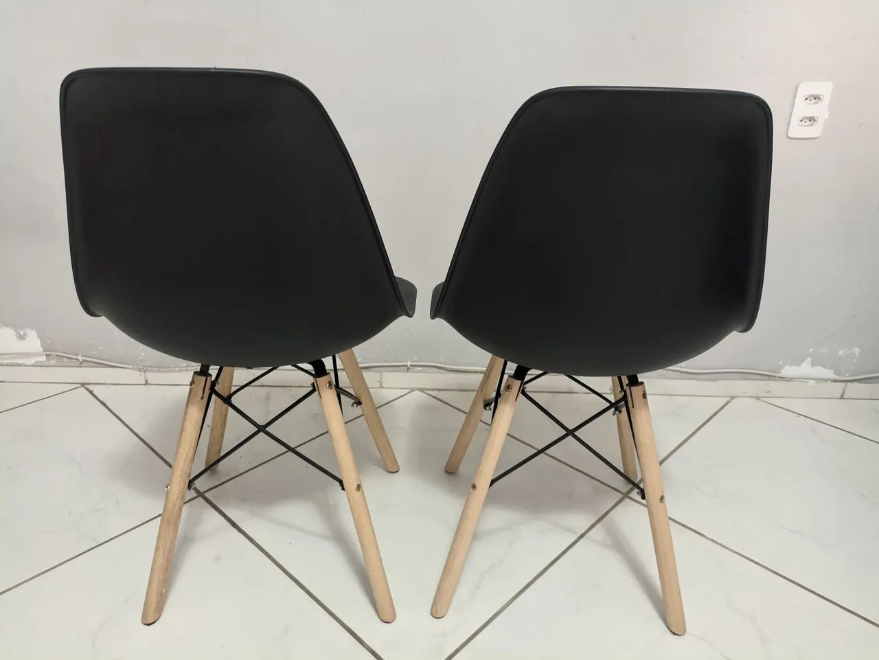 PAR DE CADEIRAS DESIGN PRETO - Foto 5