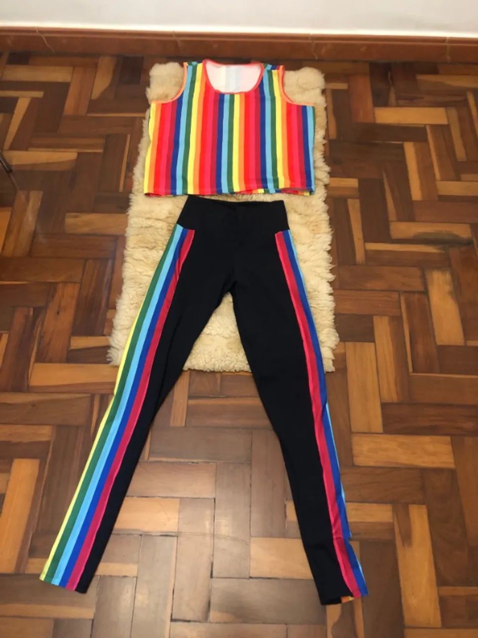 Conjunto colorido de Calça e regata 