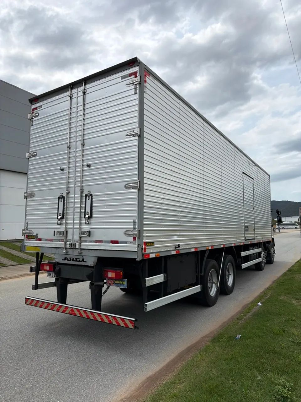 Volvo Vm 330 Baú  - Foto 3