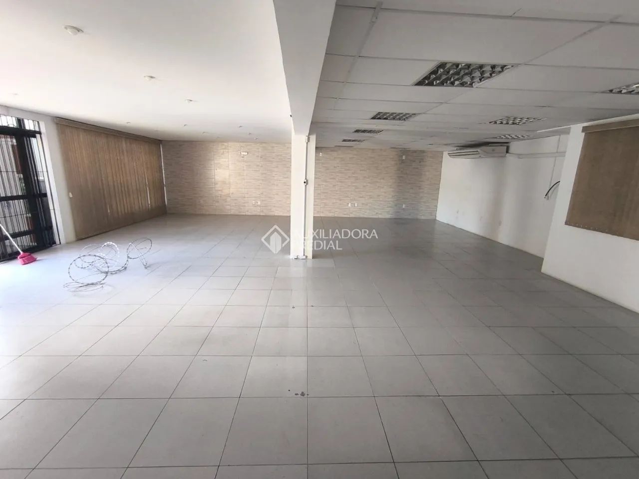 Prédio Comercial com Fachada Espelhada para Aluguel - 600m² - Localização Estratégica - Foto 4