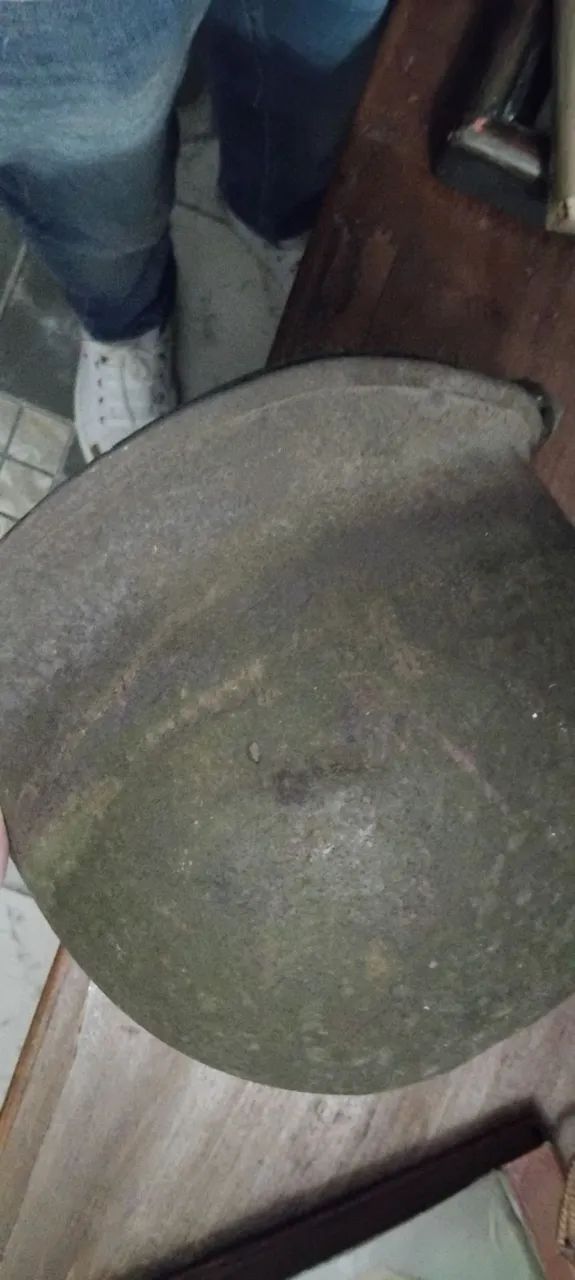Capacete antigo de aço com carneira. - Foto 2