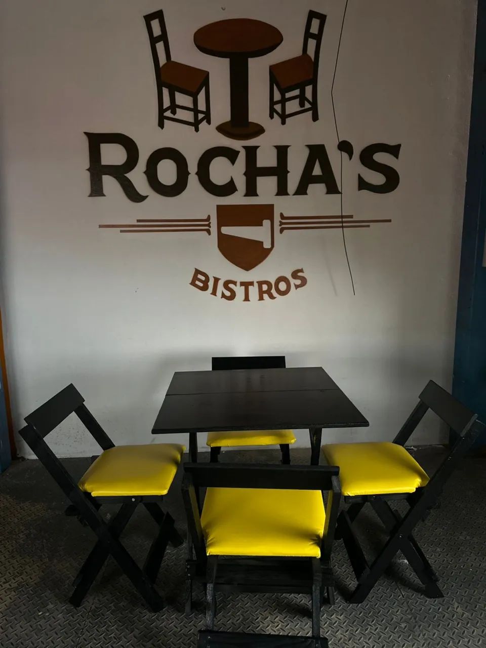 Mesa baixa 70x70 cm + 4 cadeiras estofadas 