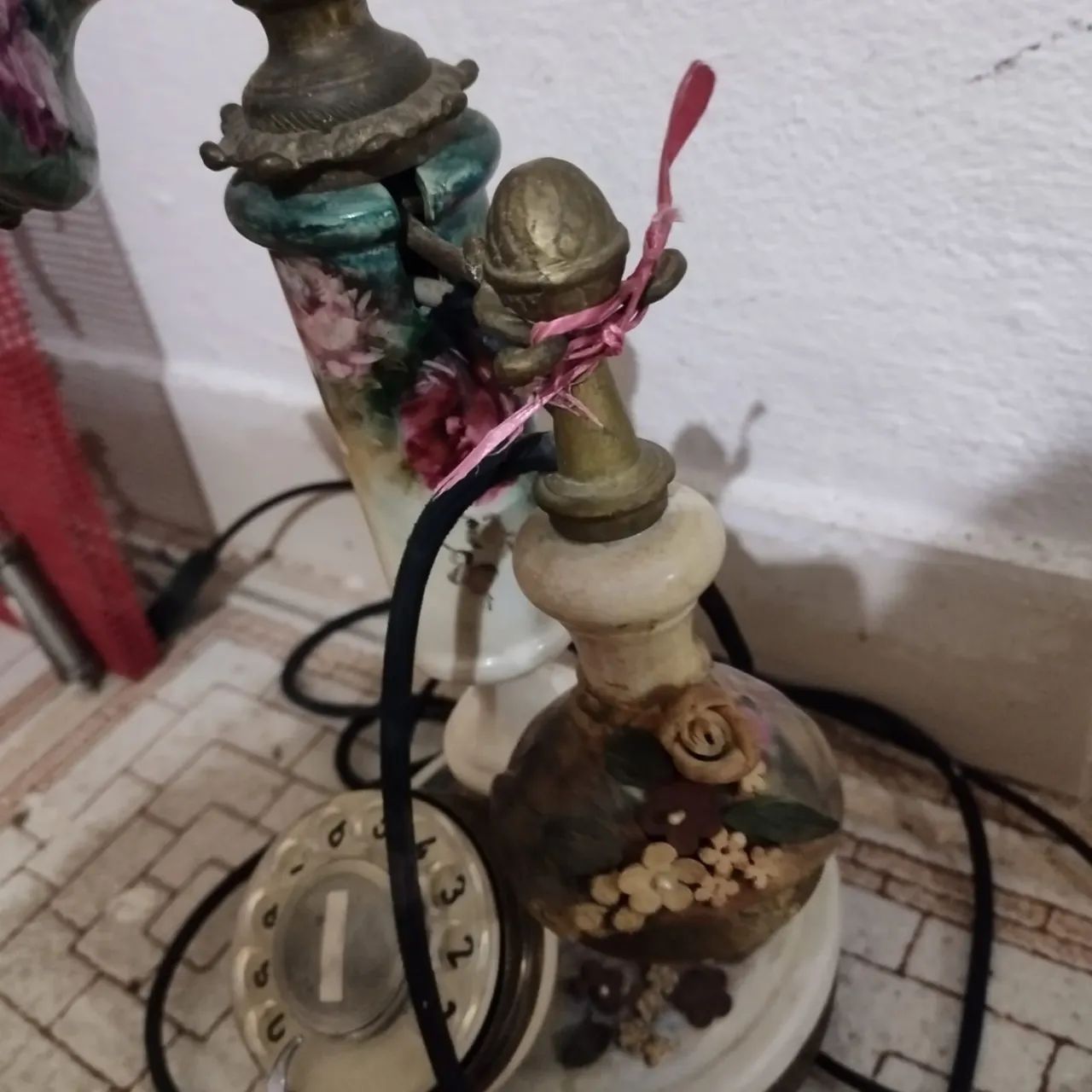 Telefone de coluna antigo decorado. - Foto 4