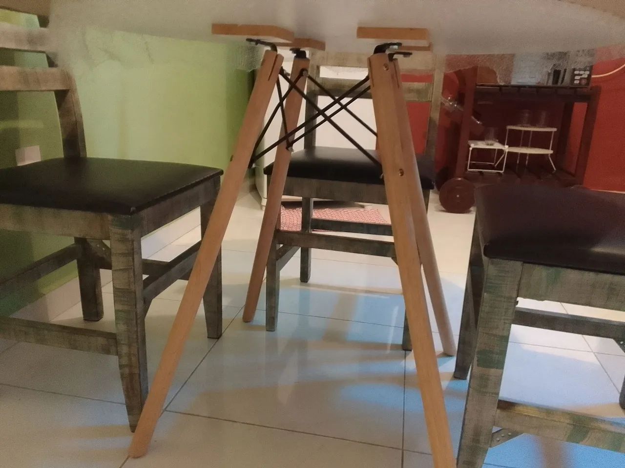 Mesa jantar e 4 cadeiras conservadas. - Foto 5