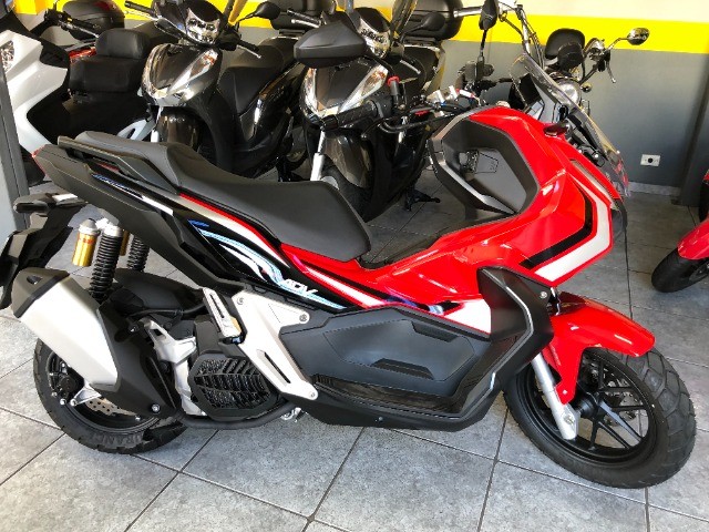 HONDA ADV 150 EMPLACADA