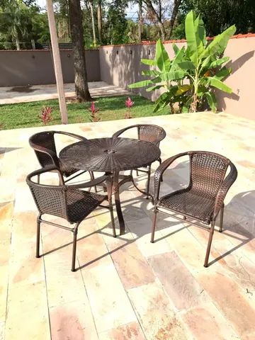 Mesa com 4 Poltronas em Alumínio e Junco