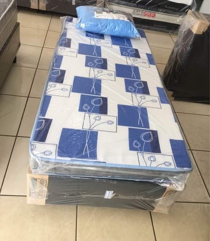 Cama solteiro com um colchão D20. Colchão em base separado não é