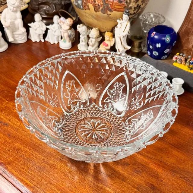 Saladeira em vidro prensado.