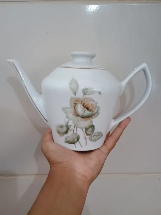 Bule de porcelana liso com flores pozzani