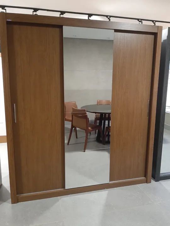 Guarda-Roupa de Madeira com Espelhos - Foto 4