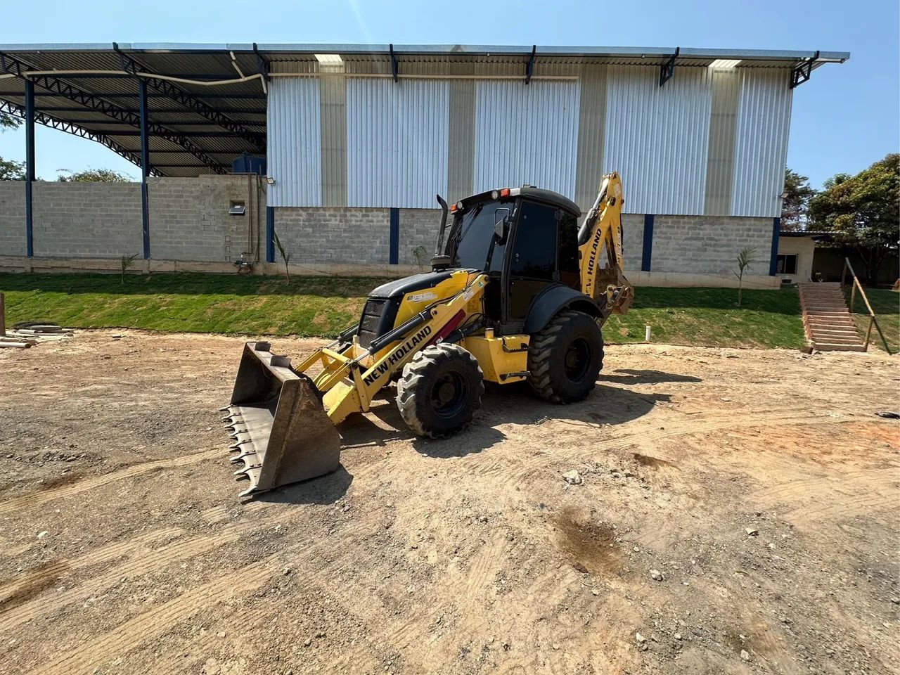 Retroescavadeira New Holland B95 2018 4X4  - Foto 2