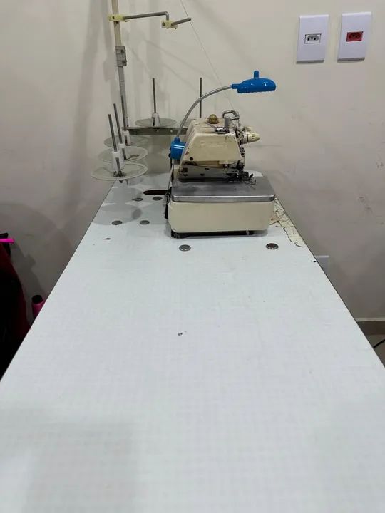 Máquina de Costura Overlock Industrial