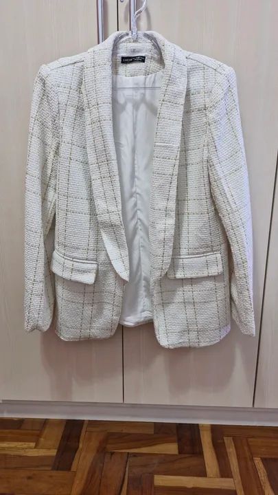 Blazer branco com detalhe quadriculado dourado - Foto 3