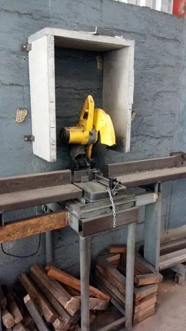 Serra policorte de bancada com guias e disco de aço dentado