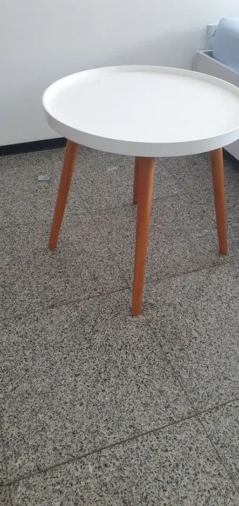 Mesa de centro redonda branca com base em madeira
