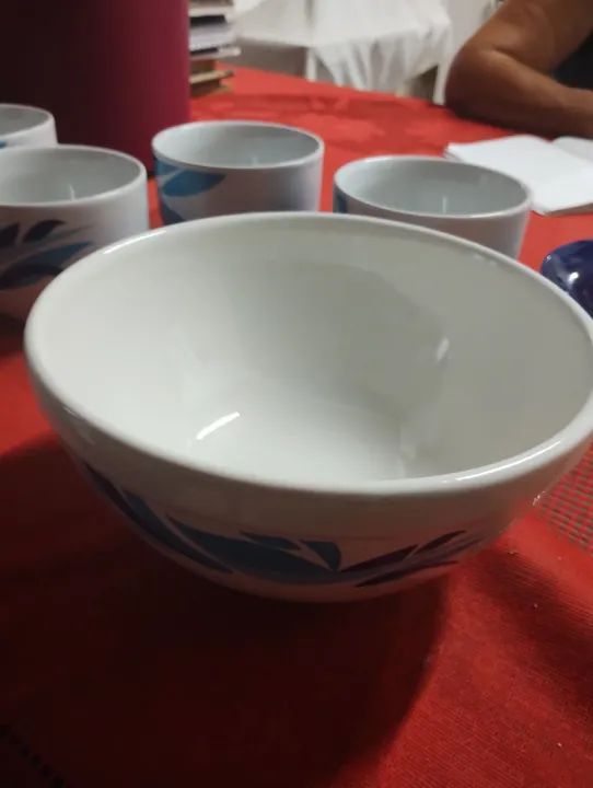 Conjunto de xícaras, pires e jarra de porcelana  - Foto 4