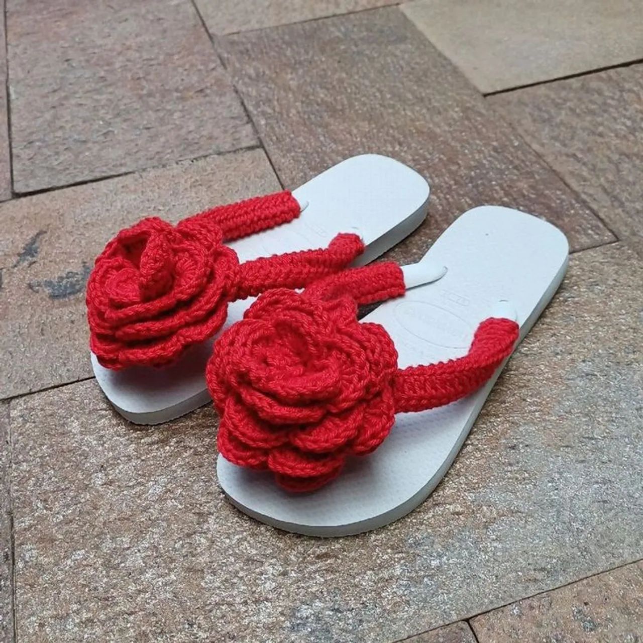 Chinelo de Crochê Vermelho - Flores - Foto 3