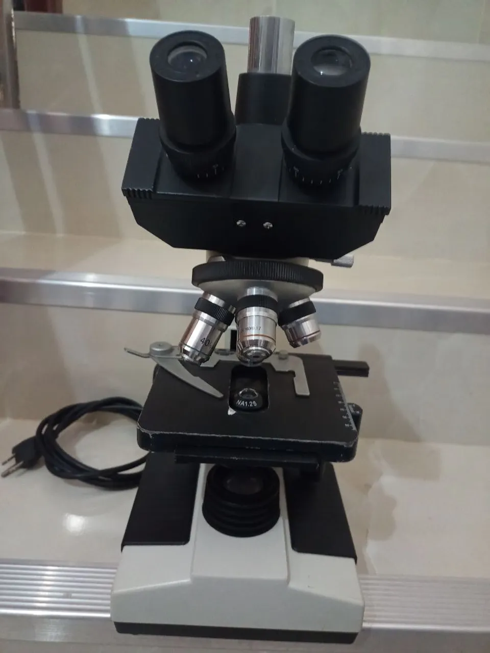 Microscópio Biológico Binocular
