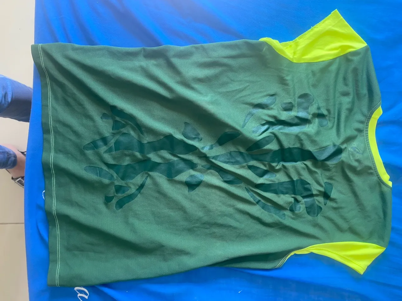 Camiseta Esportiva Verde Asics com Detalhes Amarelos