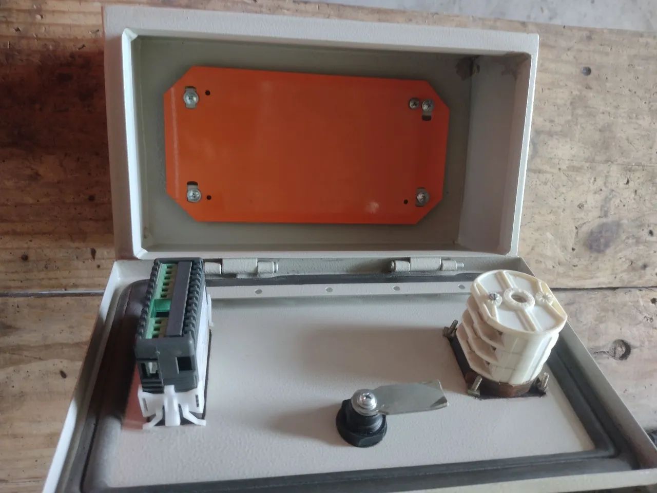 Quadro de comando elétrico CEMAR de sobrepor, com chave reversora e controlador COEL TLZ10 - Foto 2