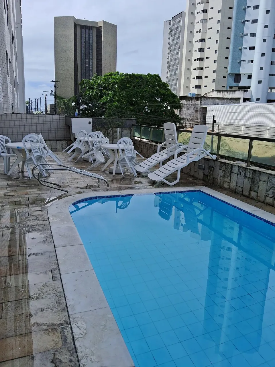 Alugo flat com móveis fixos em Piedade