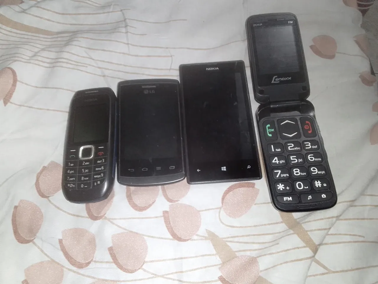 4 celulares antigos para conserto ou retirada de peças