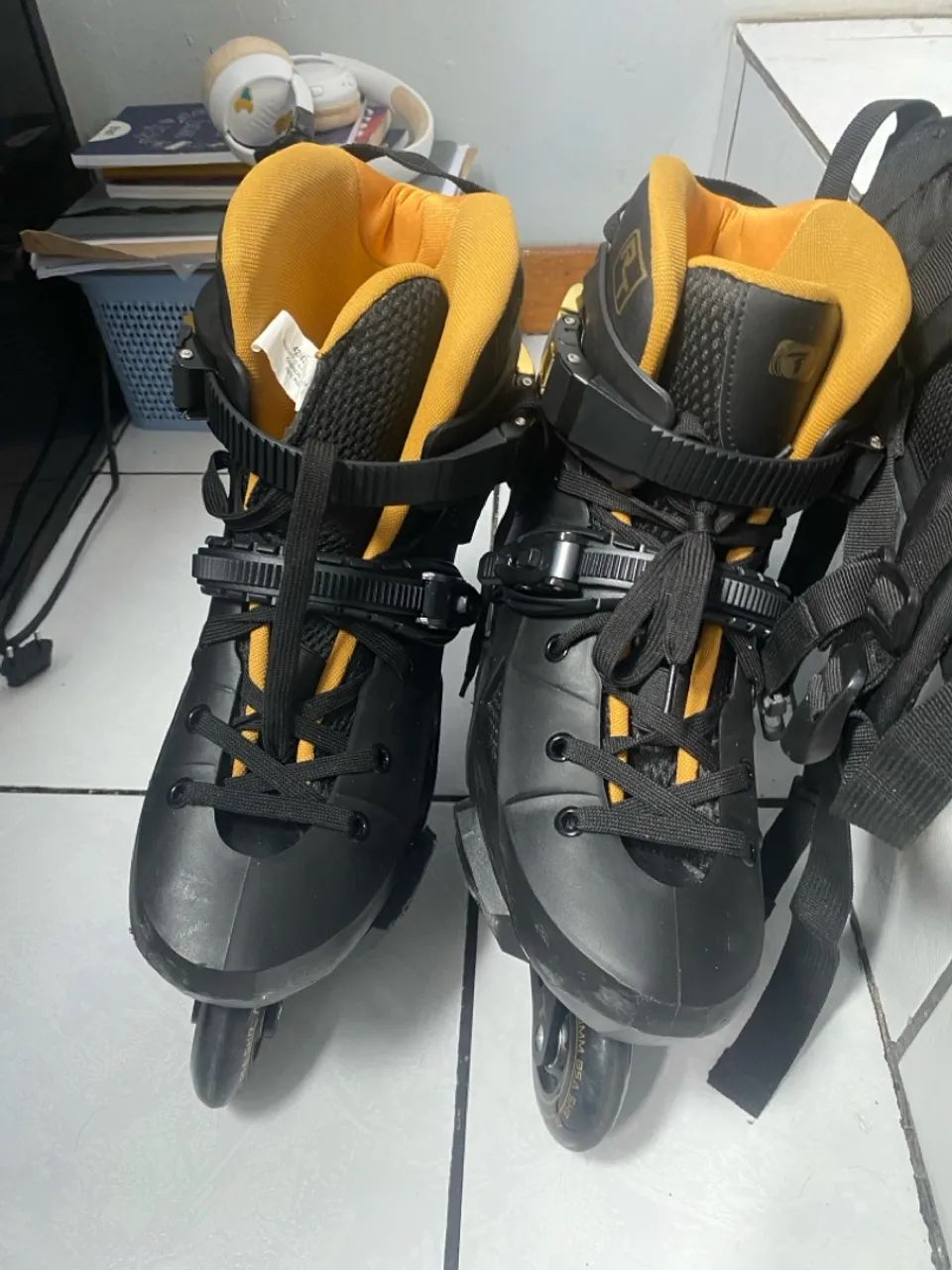 patins Inline revolt turbo Traxart black gold (42-43) + capacete e kit proteção