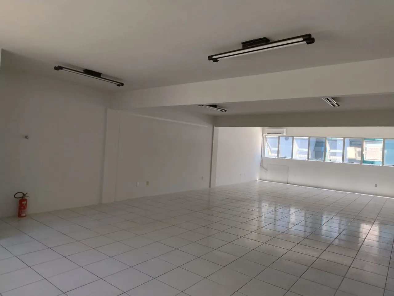 À venda | Sala comercial com 110 m² e 1 vaga de garagem - Campinas, em São José.