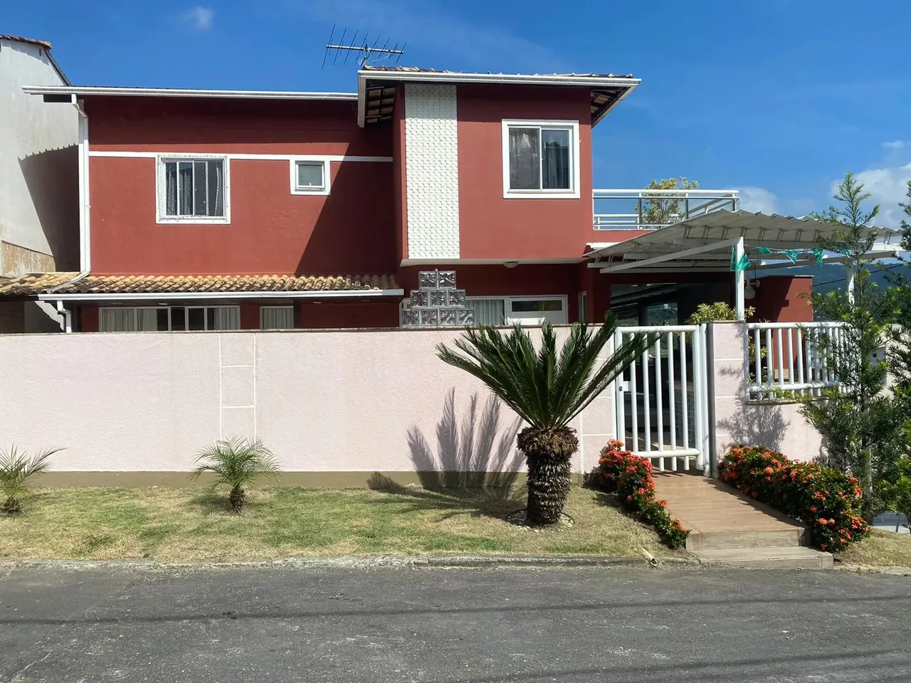 Linda casa duplex com piscina, 3 quartos (suíte), em condomínio. Ótimo local. Bom preço! C